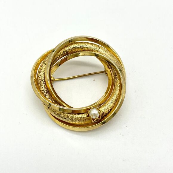 Vintage Gold Tone Circle Pearl Brooch Pin Textured Swirl Design‎ Classic Jewelry - Picture 1 of 3